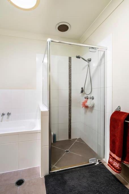 Room With Separate Bath In Shared Homestay Redcliffe Luaran gambar